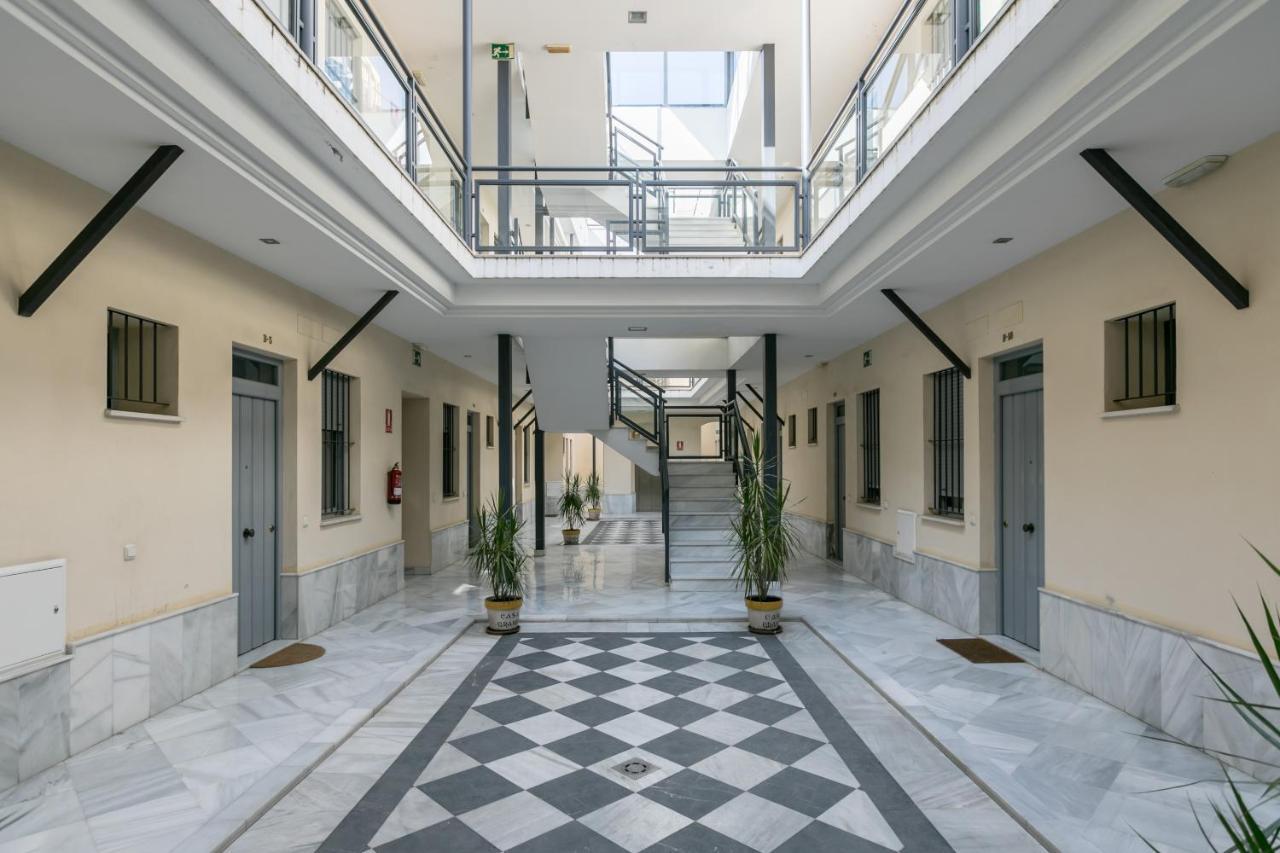 Apartamento Triana Deluxe Con Patio Privado Sevilla Bagian luar foto