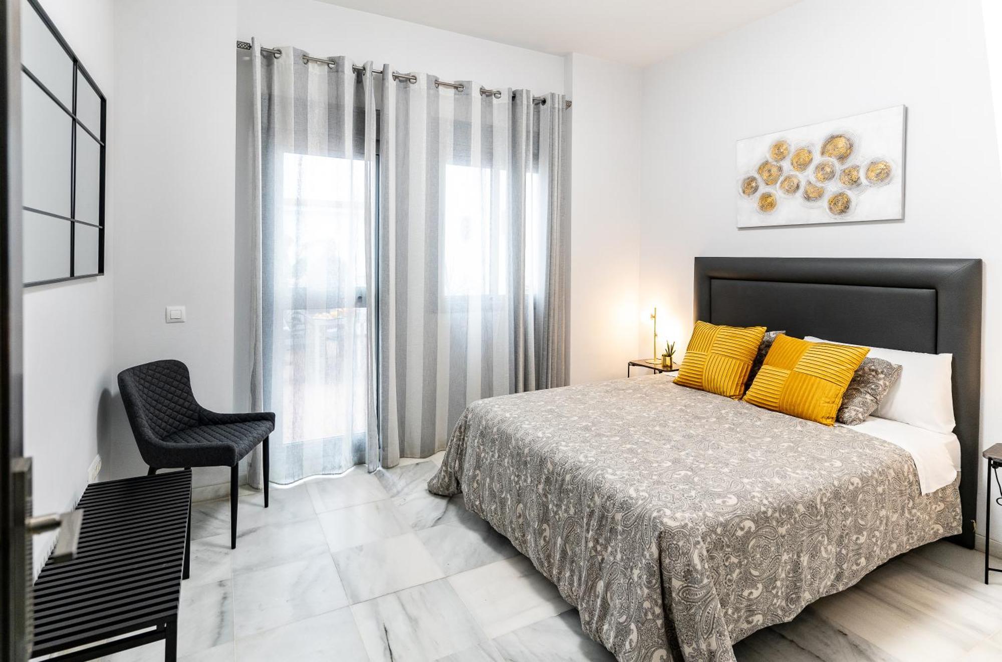 Apartamento Triana Deluxe Con Patio Privado Sevilla Bagian luar foto