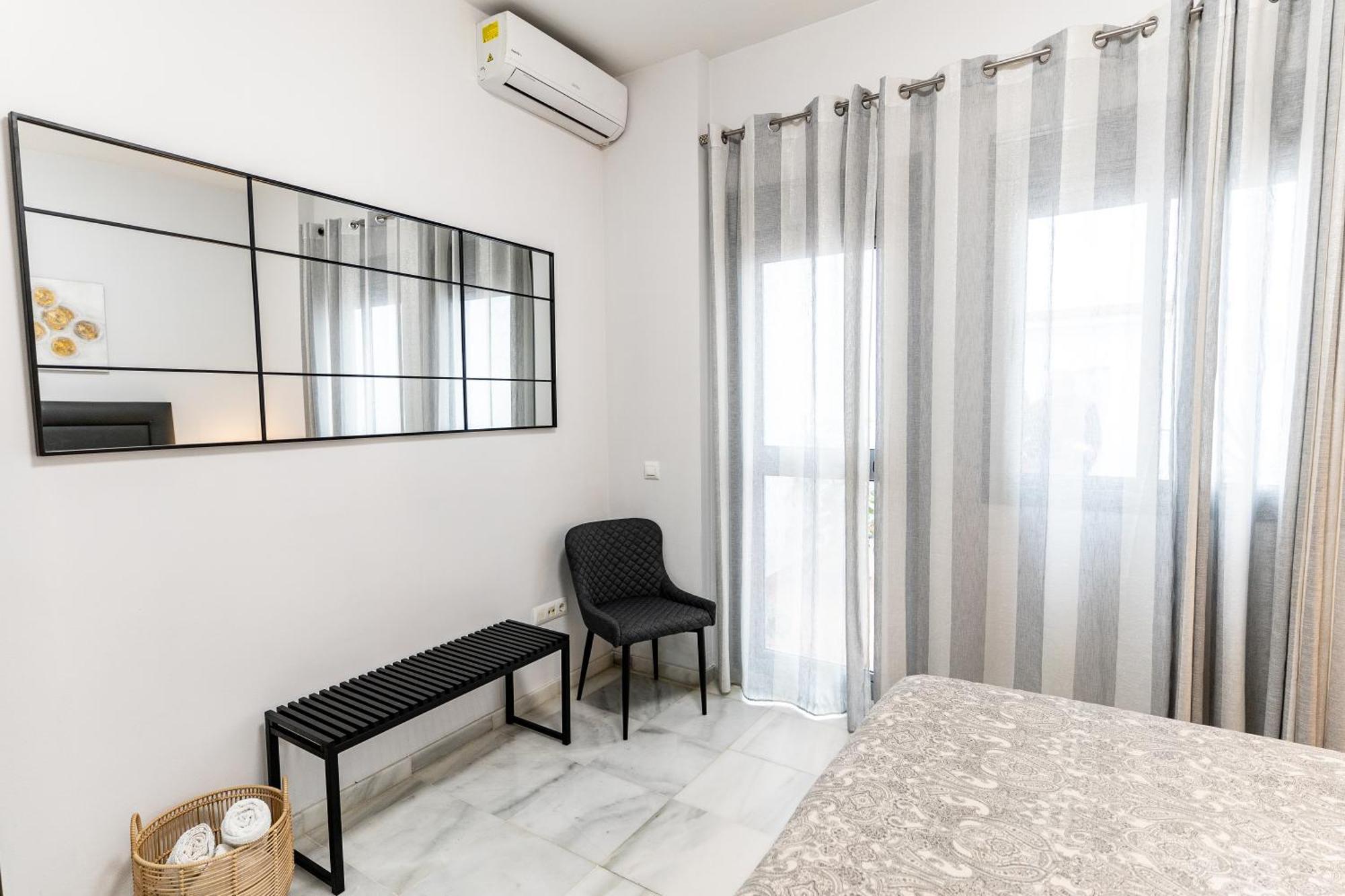 Apartamento Triana Deluxe Con Patio Privado Sevilla Bagian luar foto